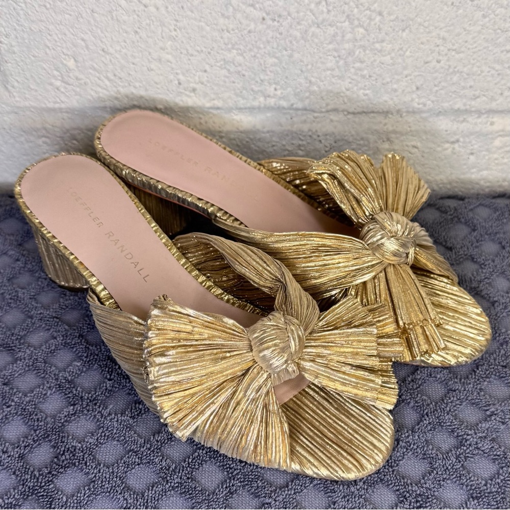 LOEFFLER RANDALL EMILIA GOLD PLEATED BOW HEEL SIZE 6